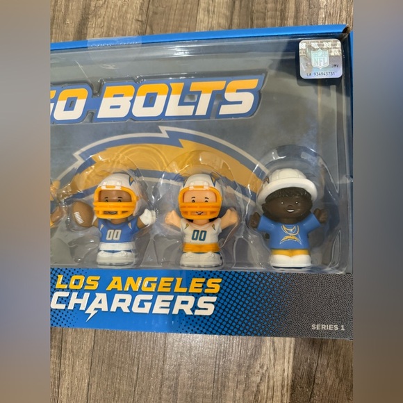 Fisher Price Little People x NFL Collector Los Angeles Chargers Figure 4-Pack - Picture 6 of 16